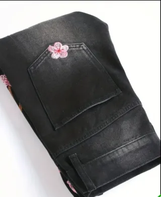 Jeans neri con ricamo floreale rosa