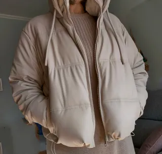 Cazadora beige con capucha impermeable