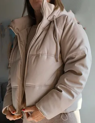 Cazadora beige con capucha impermeable