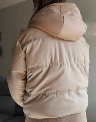 Cazadora beige con capucha impermeable