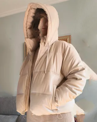 Cazadora beige con capucha impermeable