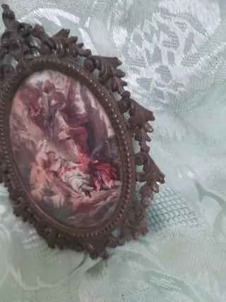 Cornice in ottone con decorazioni