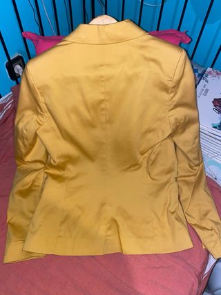 Americana Stradivarius mostaza.