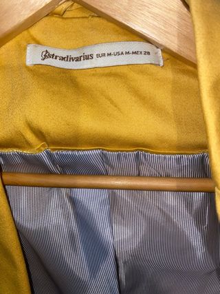 Americana Stradivarius mostaza.