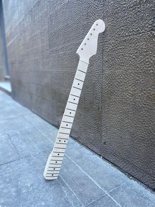 Cuerpo Stratocaster y Mástil Maple