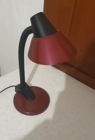 Lampada da tavolo rossa e nera