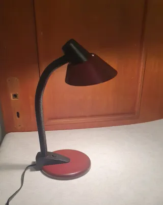 Lampada da tavolo rossa e nera