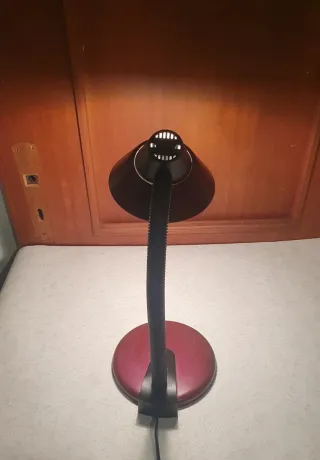 Lampada da tavolo rossa e nera