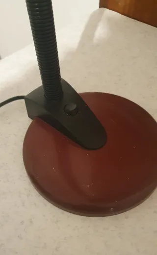 Lampada da tavolo rossa e nera