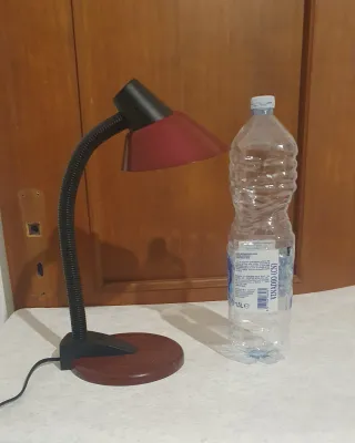 Lampada da tavolo rossa e nera
