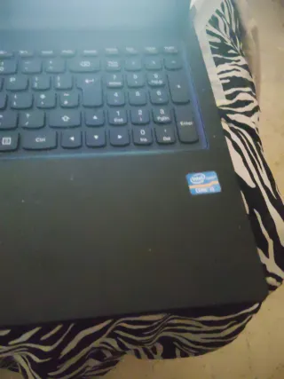 Ordenador portátil negro gamin Windows11 instalado