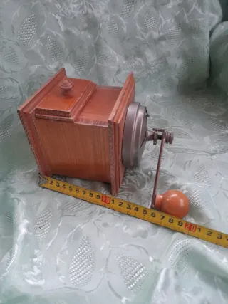 Antico macinino caffè legno e metallo