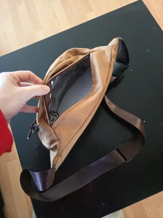 Riñonera ajustable marrón con logo