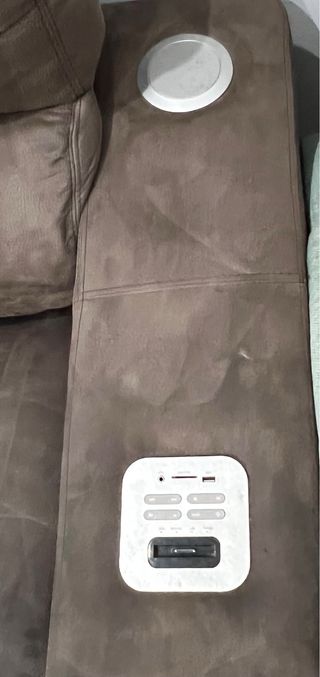 Sofá chaiselongue marrón con altavoces