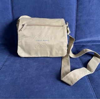 Bolso bandolera beige con logo MM 58