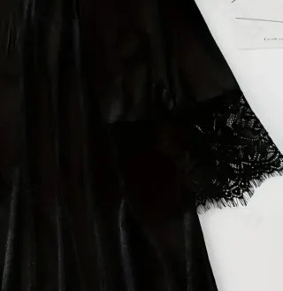 Caftán de encaje y terciopelo negro