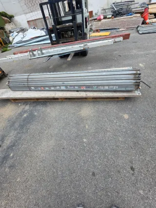 Persiana enrollable metálica con motor