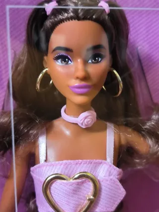 Barbie Deluxe Style con abito moderno