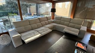 Sofá modular esquinero de tela y abatible.