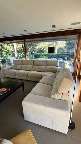 Sofá modular esquinero de tela y abatible.