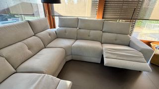 Sofá modular esquinero de tela y abatible.