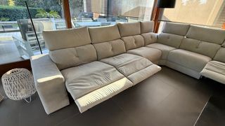 Sofá modular esquinero de tela y abatible.