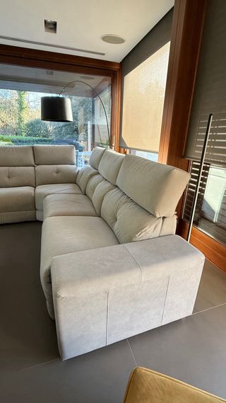 Sofá modular esquinero de tela y abatible.