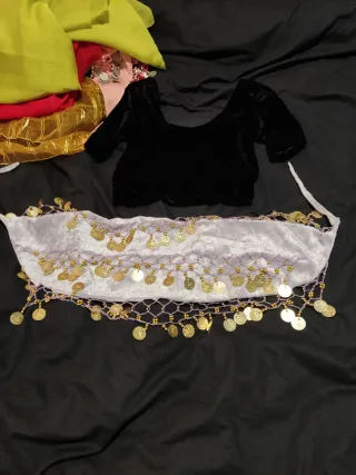 Ropa de baile oriental dorada