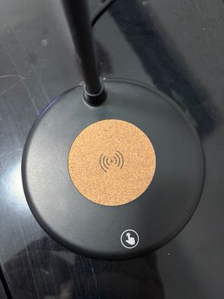 Lámpara LED con cargador inalámbrico.