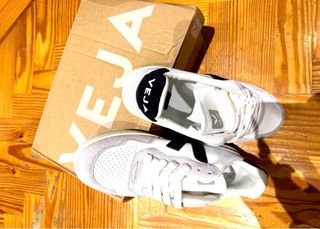 Zapatillas Veja grises y blancas