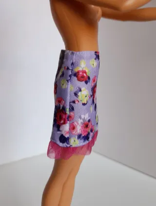 gonna Barbie con rose e volant 2024