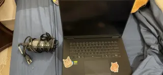 Gigabyte Laptop - Nero e Viola