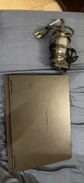 Gigabyte Laptop - Nero e Viola