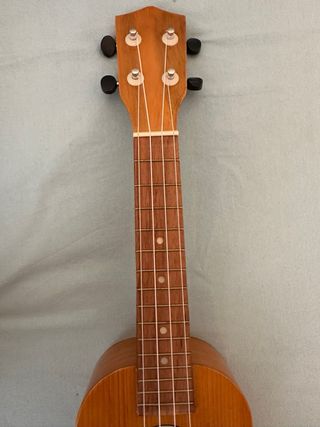 Ukelele de madera color natural