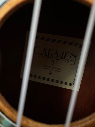 Ukelele de madera color natural