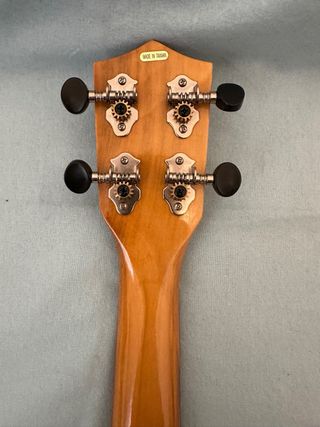 Ukelele de madera color natural