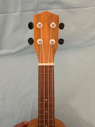 Ukelele de madera color natural