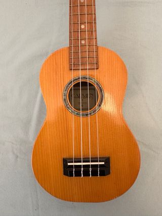 Ukelele de madera color natural