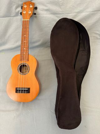 Ukelele de madera color natural