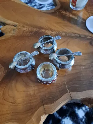 Saleros antiguos soviéticos con cucharas