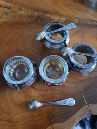 Saleros antiguos soviéticos con cucharas