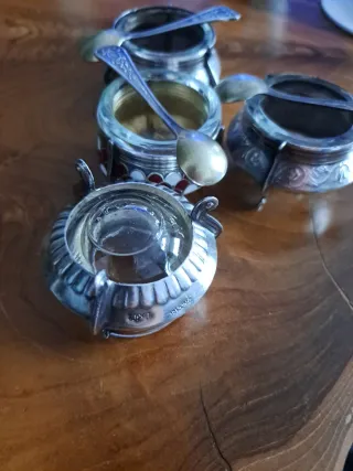 Saleros antiguos soviéticos con cucharas