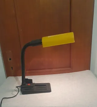 Lampada da tavolo gialla e nera