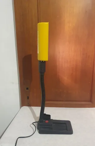 Lampada da tavolo gialla e nera