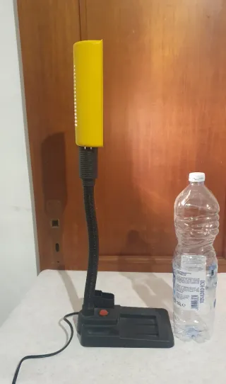 Lampada da tavolo gialla e nera