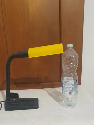 Lampada da tavolo gialla e nera