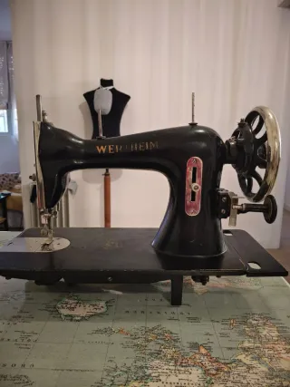 Máquina de coser WERTHEIM antigua