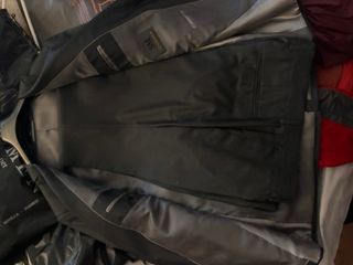 Traje gris oscuro de la marca storemen