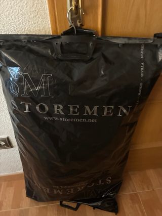 Traje gris oscuro de la marca storemen