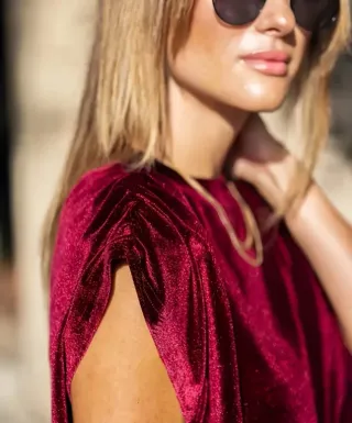 Camiseta manga corta color carmesí de terciopelo